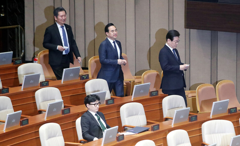 이재명 더불어민주당 대표(맨오른쪽)가 27일 오후 국회에서 열린 본인의 체포동의안 표결에 참석해 눈 감은 한동훈 법무부 장관(맨앞)의 곁을 지나 투표함으로 향하고 있다. 앞서 검찰은 지난 16일 위례 신도시·대장동 개발 특혜와 성남FC 후원금 의혹 등과 관련, 이 대표에 대한 구속영장을 청구했고, 법원은 이튿날 검찰에 체포동의 요구서를 보냈다. 김경호 선임기자 jijae@hani.co.kr