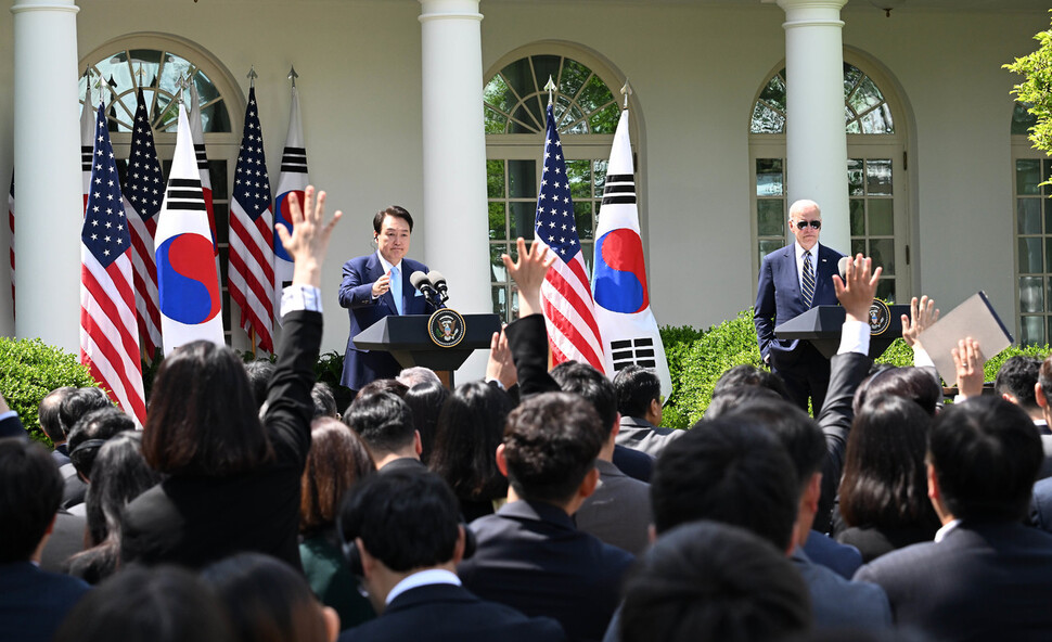 미국을 국빈 방문한 윤석열 대통령이 조 바이든 대통령과 함께 26일 워싱턴DC 백악관 로즈가든에서 공동 기자회견을 하고 있다. 워싱턴/윤운식 선임기자 yws@hani.co.kr