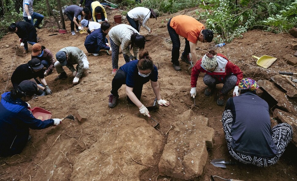 발굴단은 산 비탈 전체에서 길이 10m, 폭 1.5m의 표토층 12곳을 파헤치며 단 하나의 뼈라도 찾아보려고 했다. 사진 주용성 작가 제공