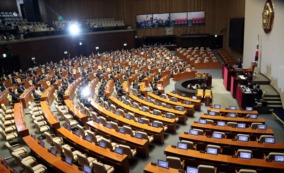 7월30일 공직자 재산공개를 앞두고 더불어민주당 소속 다주택 보유 의원들에 대한 주택 처분 요구가 커지고 있다. 지난달 29일 국회 본회의에 출석한 더불어민주당 의원들의 모습. 김경호 기자 jijae@hani.co.kr