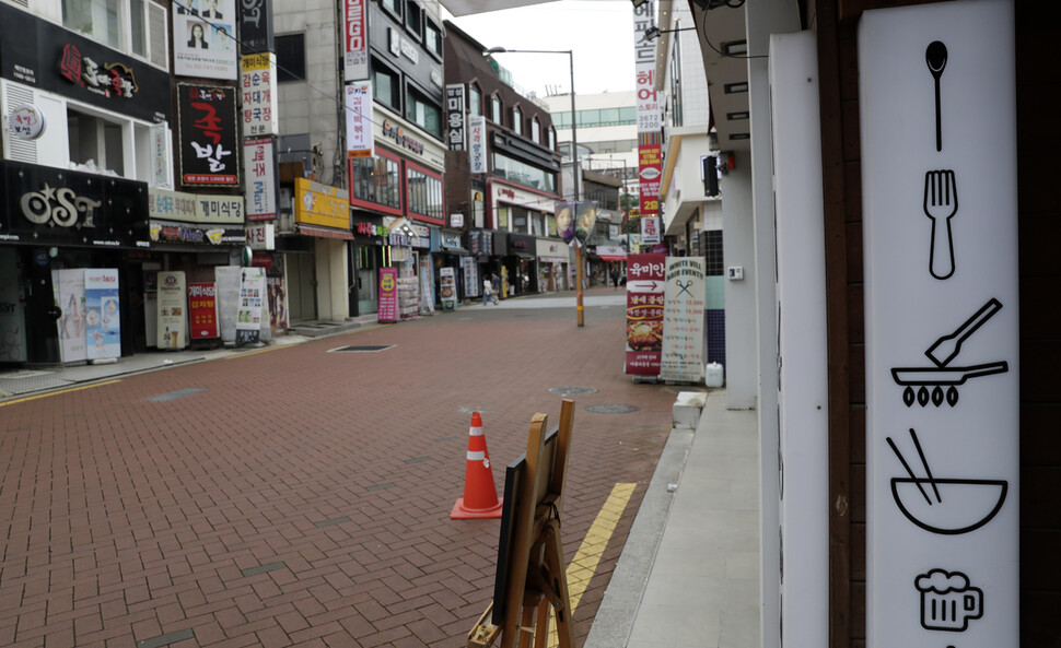 사회적 거리두기가 2.5단계로 격상된 가운데 31일 낮 서울 종로구 대학로 일대가 점심시간임에도 한산한 모습을 보이고 있다. 김혜윤 기자 unique@hani.co.kr