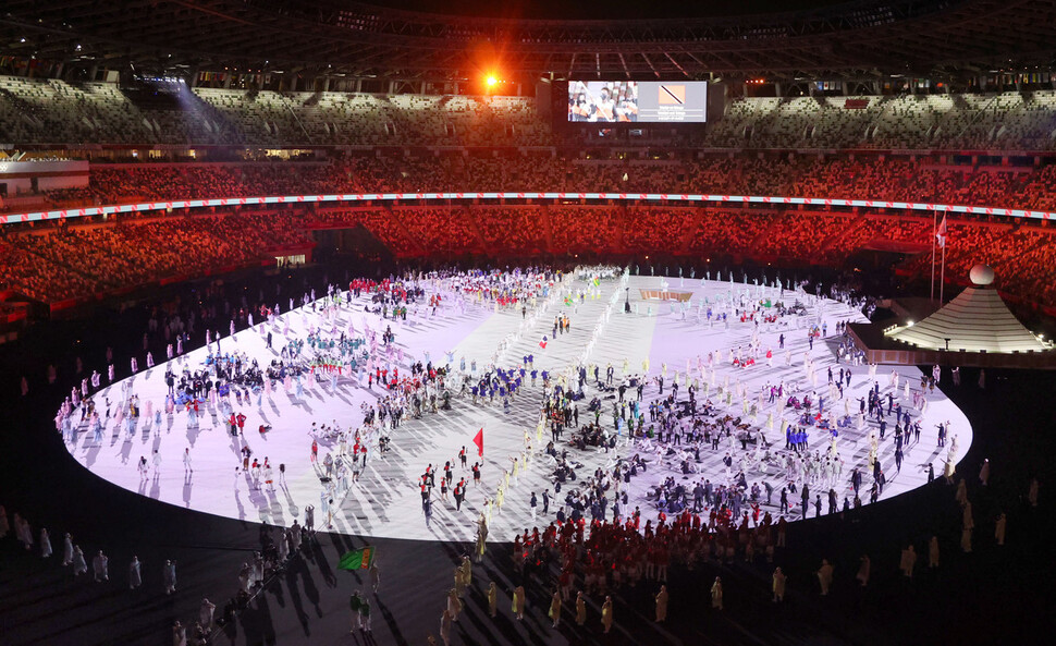 23일 일본 도쿄 신주쿠 국립경기장에서 열린 2020 도쿄올림픽 개막식에서 선수들이 입장하고 있다. 도쿄/올림픽사진공동취재단