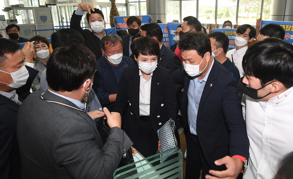 국민의힘 ‘이재명 경기지사 대장동 게이트' 진상조사 특별위원회가 27일 오전 경기도 성남시청을 방문하고 있다. 국회사진기자단