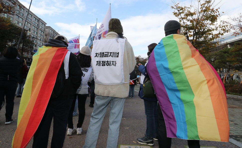 차별금지법 연내 제정을 촉구하는 시민행진단이 10일 오후 국회로 행진하고 있다. 김태형 기자