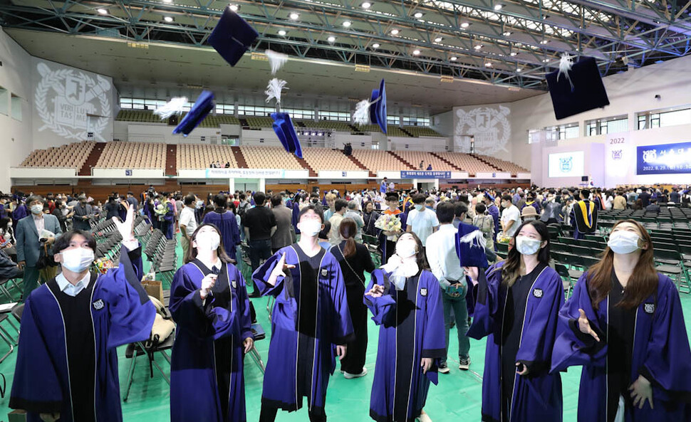 졸업생들이 학위수여식이 끝난 뒤 학사모를 위로 던지며 졸업을 자축하고 있다. 김정효 기자