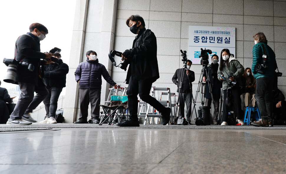 대장동 민간사업자들로부터 뇌물을 수수한 혐의 등을 받는 정진상 더불어민주당 대표실 정무조정실장이 15일 검찰에 비공개로 출석했다. 이날 오전 서초구 서울중앙지방검찰청 입구에서 취재진이 대기하고 있다. 연합뉴스