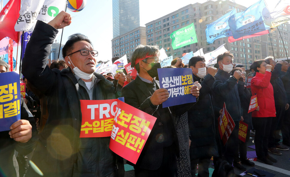 16일 오후 서울 여의도 국민은행 앞에서 열린 전국농민대회에서 참가자들이 양곡관리법 전면개정 등을 촉구하며 구호를 외치고 있다. 김경호 선임기자 jijae@hani.co.kr