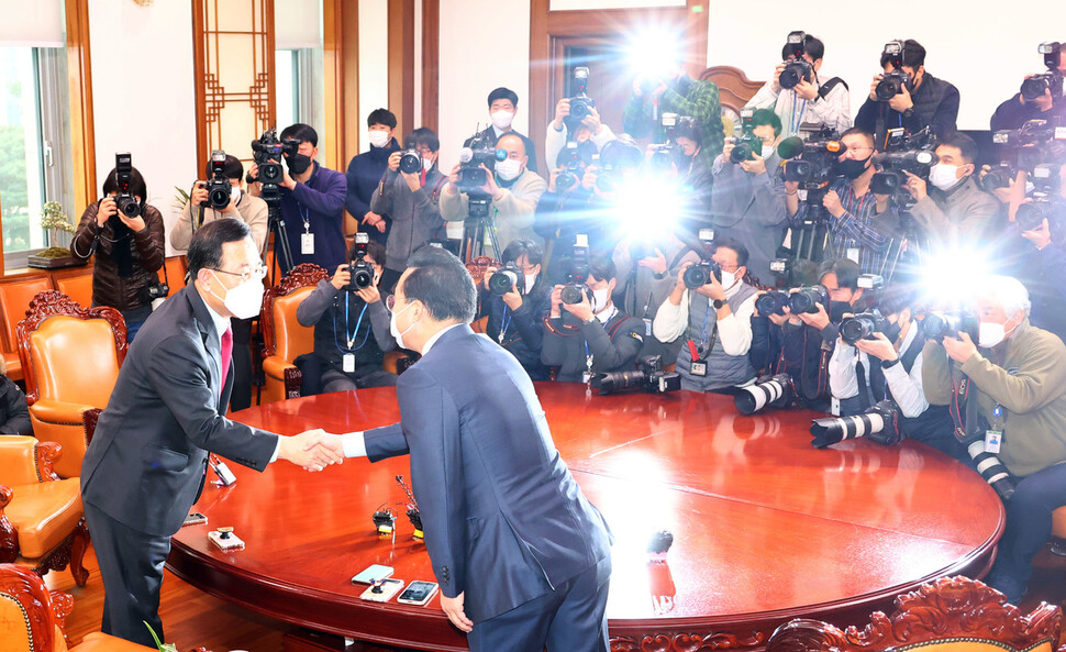 주호영 국민의힘 원내대표(왼쪽)와 박홍근 더불어민주당 원내대표가 15일 오전 국회에서 열린 국회의장 주재 회동에 참석해 예산안 처리 관련 의견을 나누고 있다. 공동취재사진