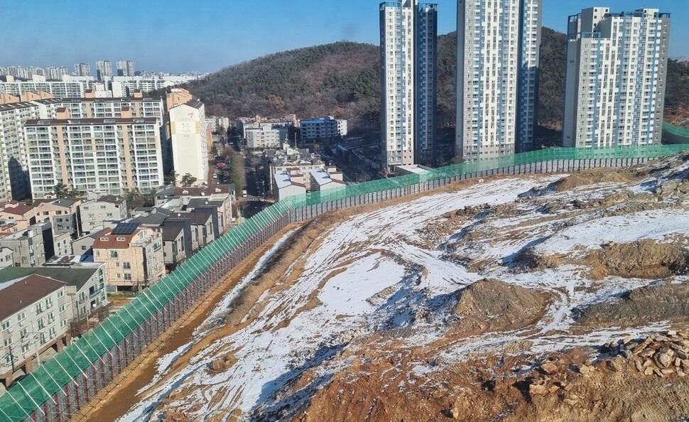 2일 인천 서구 검단신도시 삼보해피하임 아파트에서 바라본 검단신도시 조성공사 현장. 바로 인근에 아파트 단지, 빌라촌이 있다. 정혜민 기자 jhm@hani.co.kr