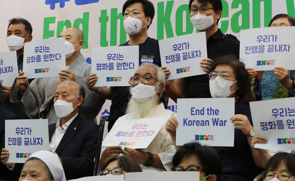 한국전쟁 발발 70년을 하루 앞둔 24일 오전 서울 종로구 한국기독회관에서 170여개 시민단체와 종교계 등이 포함된 `한반도 종전 평화 캠페인 준비위원회' 주최로 `한국전쟁 70년, 휴전에서 평화로 이제 우리가 전쟁을 끝내자'라는 기자회견이 열려 참석자들이 모두 모여 전쟁을 끝내고 평화협정 체결하자고 요구하고 있다. 이종근 기자 root2@hani.co.kr