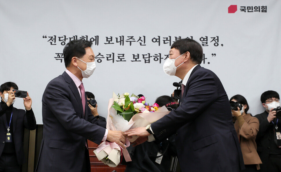 국민의힘 윤석열 대선후보가 8일 서울 여의도 국회에서 열린 현안보고 의원총회에서 김기현 원내대표로부터 꽃다발을 받고 있다. 국회사진기자단