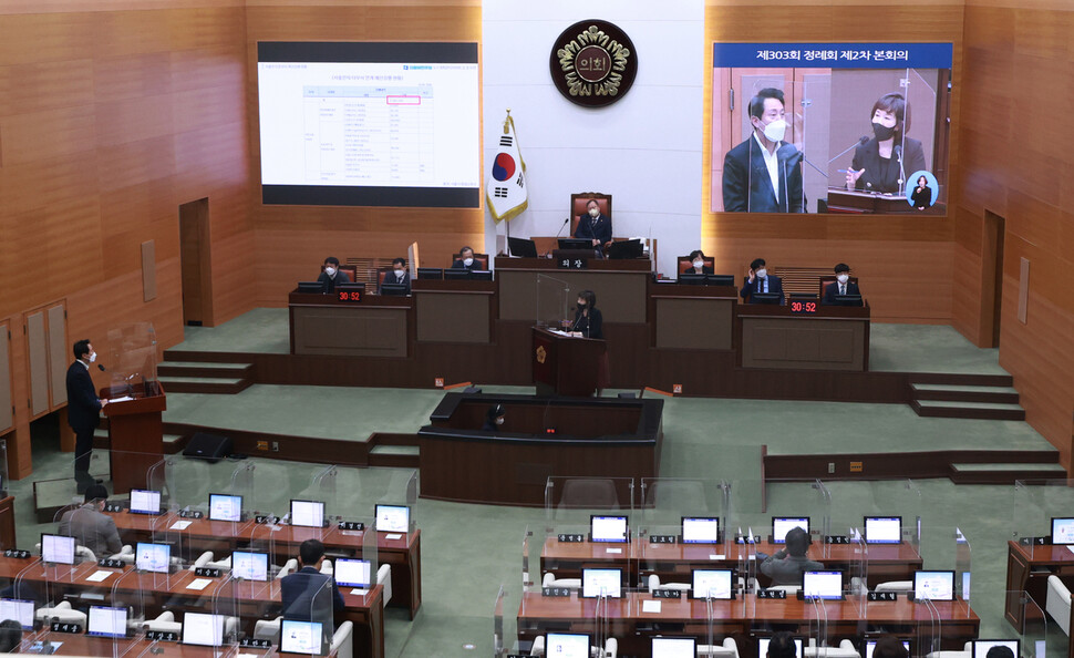 오세훈 서울시장이 지난 16일 오전 서울 중구 서울시의회에서 열린 제303회 정례회 2차 본회의에 참석해 더불어민주당 김경 의원의 질의에 답하고 있다. 연합뉴스