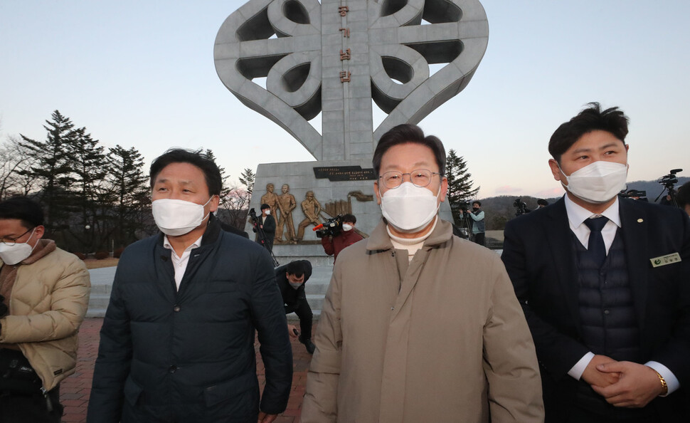 더불어민주당 이재명 대선 후보가 12일 경북 김천시 추풍령휴게소 경부고속도로 기념탑을 방문하고 있다. 추풍령휴게소는 대한민국 고속도로 제1호 휴게소로 기념탑은 경부고속도로 서울~부산 중간에 위치하며 박정희 정권의 성과로 기록되는 경부고속도로 건설사업의 상징이다. 연합뉴스