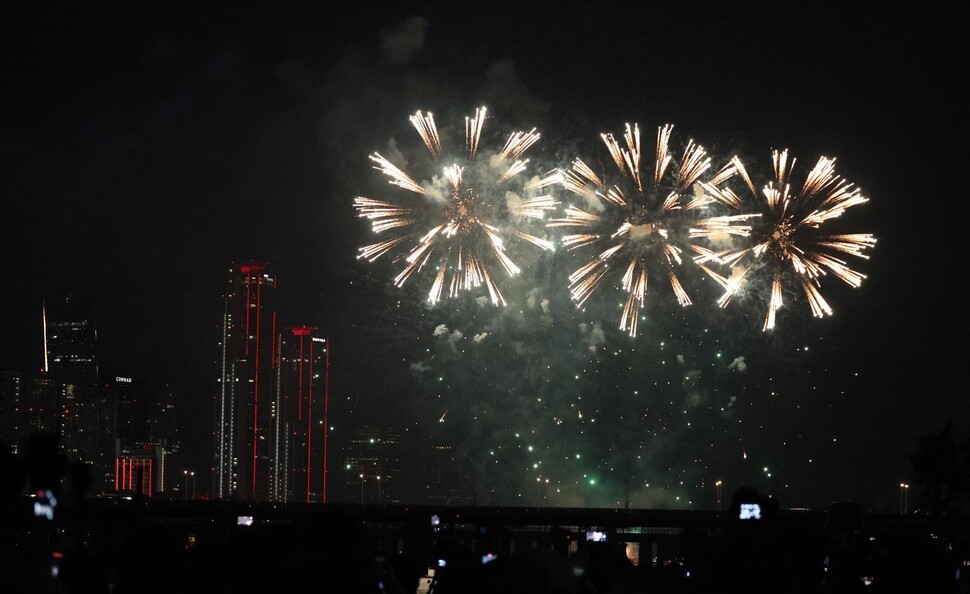 7일 밤 서울 영등포구 여의도 한강공원에서 ‘서울세계불꽃축제 2023’의 화려한 불꽃이 가을밤을 수놓고 있다. 강창광 선임기자