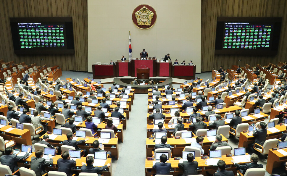 지난 10월31일 서울 여의도 국회에서 고등학교 무상교육을 내용으로 하는 ‘초·중등교육법 개정안’과 ‘지방교육재정교부금법 개정안’이 본회의를 통과했다. 100건이 넘는 법안이 본회의에 한번에 상정되는 경우가 많아 표결이 요식행위가 되기도 한다. 법안 처리율이 28%로 역대급으로 낮은 20대 국회는 ‘최악의 국회’로 비판받는다. 연합뉴스