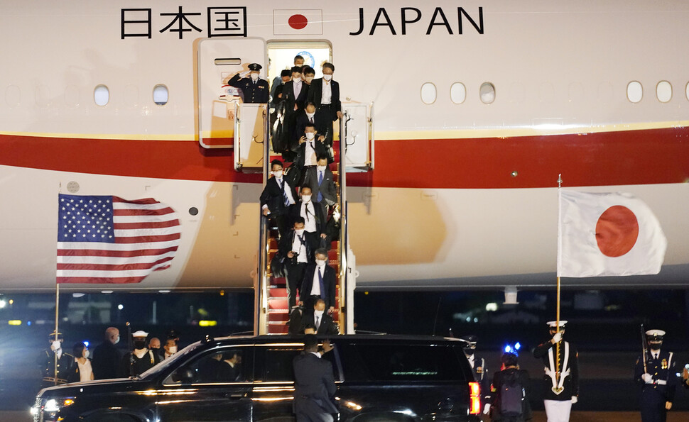 미국 메릴랜드주 앤드루스 공군기지에 도착한 후 스가 총리를 포함한 일본 대표단이 비행기에서 걸어 나오고 있다. AP연합뉴스