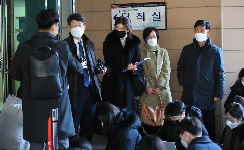 최기식 변호사(왼쪽 둘째)가 취재진의 질문에 답하고 있다. 박종식 기자