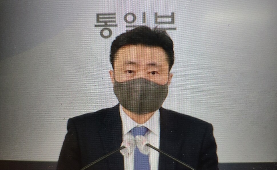 차덕철 통일부 부대변인이 8일 오전 내외신 정례기자회견에서 ‘금강산 해금강호텔 해체 움직임과 관련한 통일부 입장’을 발표하고 있다. 이제훈 기자