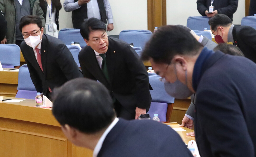 국민의힘 친윤석열계(친윤) 의원 모임인 ‘국민공감’ 두 번째 모임이 열린 21일 국회 의원회관에서 장제원 의원이 자리에 앉고 있다. 강창광 선임기자 chang@hani.co.kr