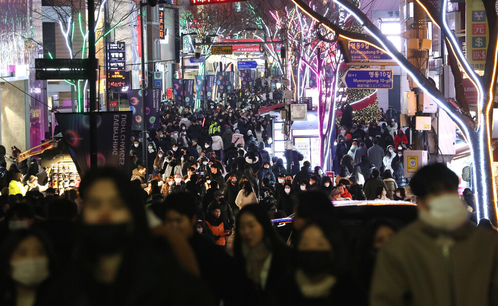 24일 오후 서울 명동거리가 성탄전야를 즐기려는 인파로 붐비고 있다. 강창광 선임기자 chang@hani.co.kr