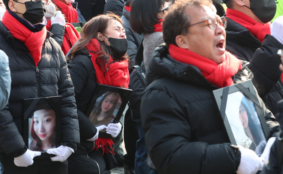 이태원 참사 100일을 하루 앞둔 4일 유가족 90여명이 서울시청앞 광장까지 추모행진을 하다 용산 대통령실 앞에서 진상규명을 요구하며 울부짖고 있다. 강창광 선임기자