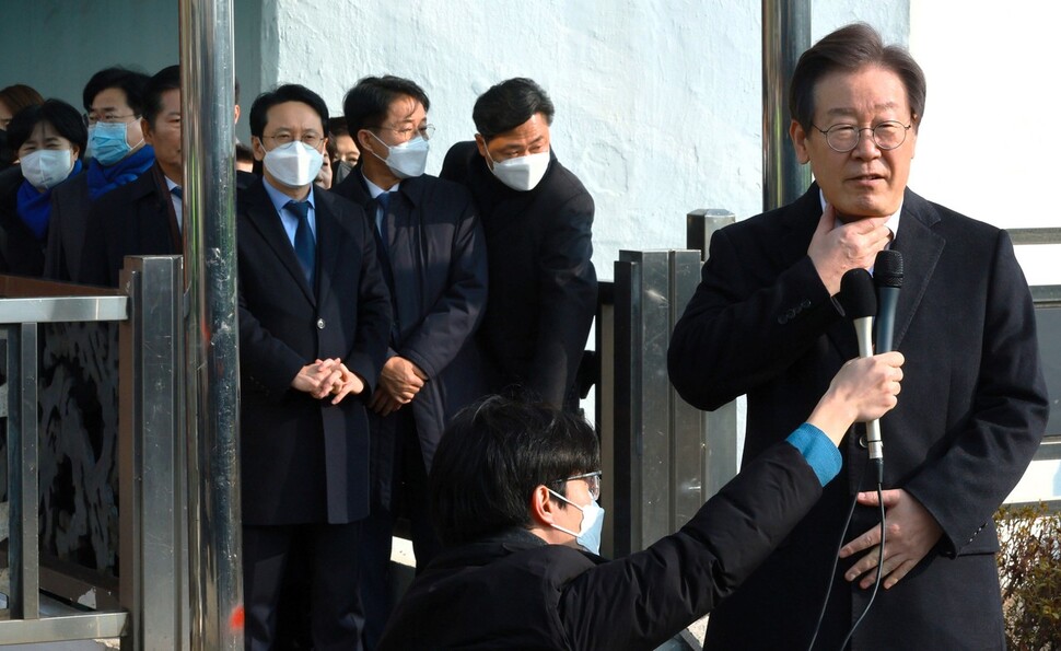 이재명 더불어민주당 대표가 10일 서울 종로구 서울대학교 병원에서 퇴원하며 발언하고 있다. 연합뉴스