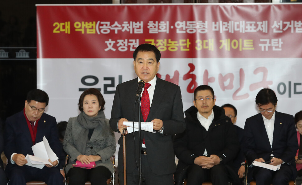 심재철 자유한국당 원내대표가 지난달 12일 국회 본청 로텐더홀에서 열린 최고위원회의에서 발언하고 있다. 강창광 선임기자 chang@hani.co.kr