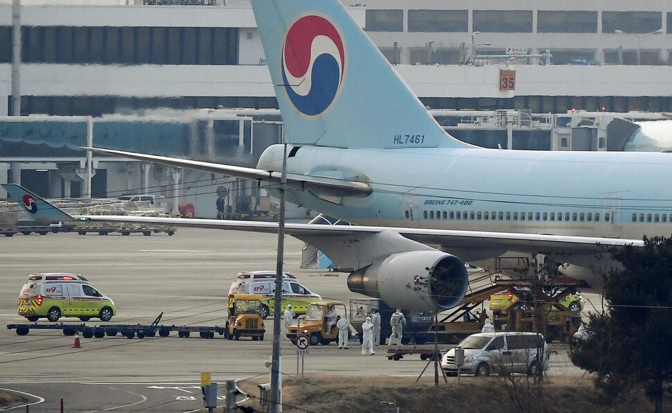 중국 우한 거주 교민들을 실은 정부 전세기가 31일 오전 김포공항 주기장에 도착하자 검역 관계자들과 구급차가 다가가고 있다. 김포공항/공동취재사진