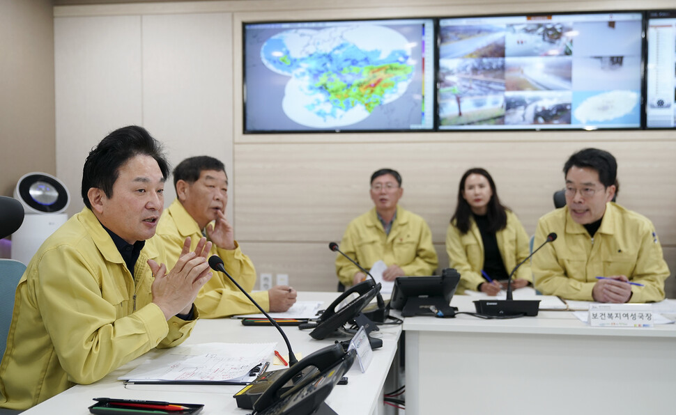 제주도가 6일 신종 코로나바이러스 감염증 확산을 막기 위한 회의를 열고 어려움에 놓인 업계 지원을 위해 자금을 특별지원하기로 했다. 제주도 제공