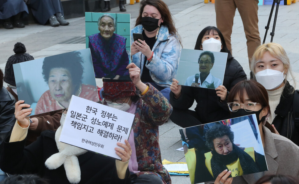 17일 오후 서울 종로구 옛 일본대사관 인근에서 ‘일본군성노예제 문제해결을 위한 제1518차 정기수요시위'가 열리고 있다. 김태형 기자 xogud555@han.co.kr