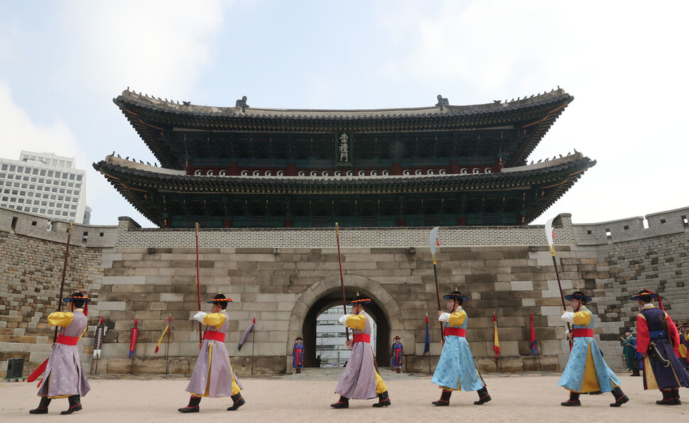 15일 오전 서울 중구 숭례문에서 성문을 여닫는 개폐의식을 재현하는 행사가 열리고 있다. 윤운식 선임기자