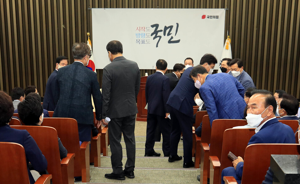 27일 오후 국회에서 국민의힘 긴급의원총회가 열리고 있다. 박종식 기자