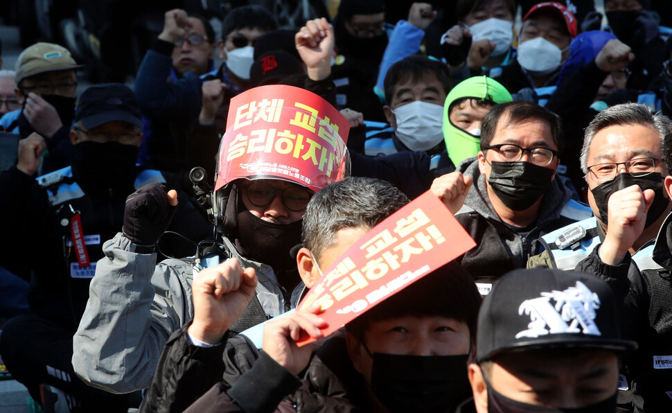 배달플랫폼노조 조합원들이 11일 서울 송파구 우아한형제들 본사 앞에서 배달노동자 대회를 열고 있다. 김경호 선임기자