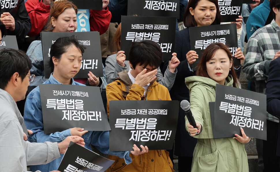 발언을 마친 전세사기 피해자 박순남씨가 눈물을 흘리고 있다. 신소영 기자