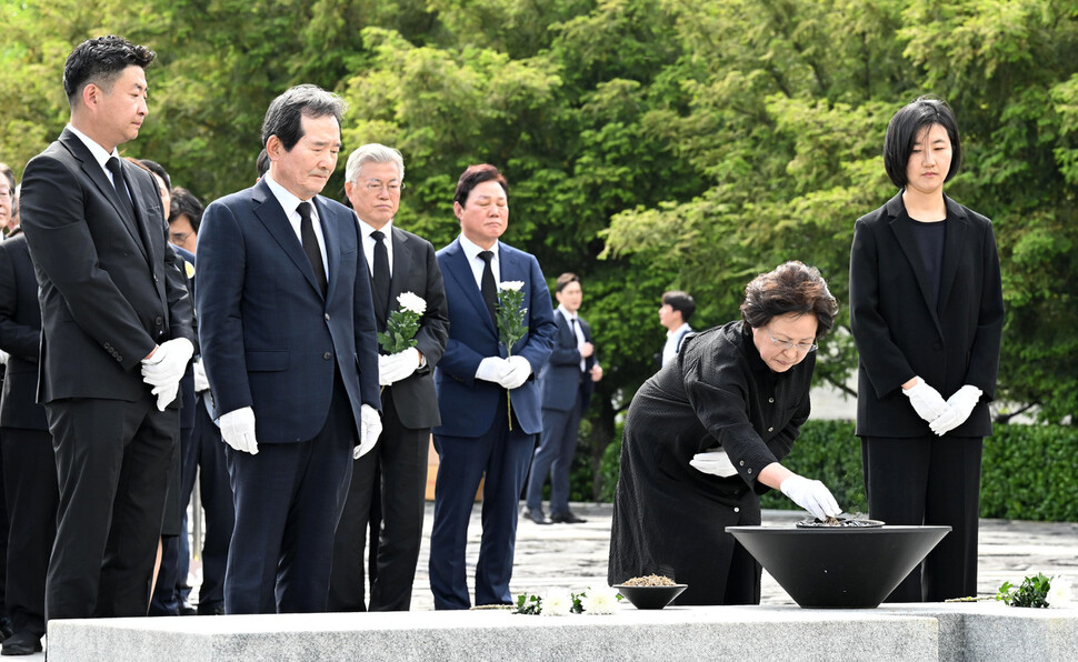 권양숙 여사와 유가족, 문재인 전 대통령 등이 23일 오후 노무현 전 대통령 서거 14주기 공식 추도식을 마친 뒤 경남 김해시 진영읍 봉하마을 노무현 전 대통령 묘역에서 참배하고 있다. 공동취재사진