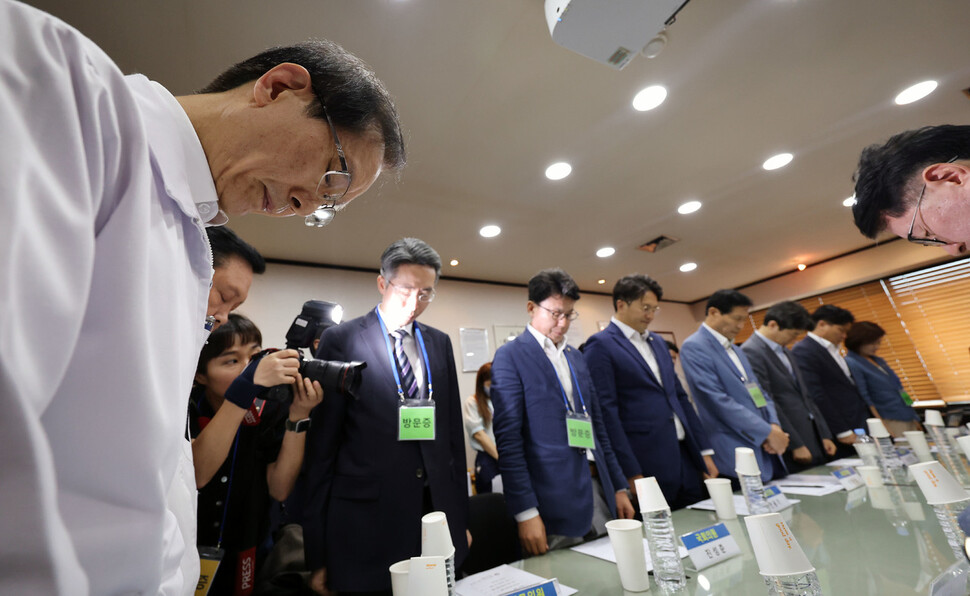 16일 오전 경기도 성남시 중원구 샤니 제빵공장에서 기계 끼임 사고로 50대 근로자가 숨진 사고와 관련해 국회 환경노동위원회 위원들이 현장을 방문한 가운데 이강섭 샤니 대표(왼쪽)와 환노위 위원 등이 고인을 추모하며 묵념을 하고 있다. 연합뉴스