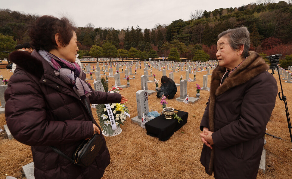 정선엽 병장의 누나인 정정자(오른쪽)씨와 정영임씨가 참배를 마친 뒤 묘비를 바라보며 이야기 나누고 있다. 신소영 기자