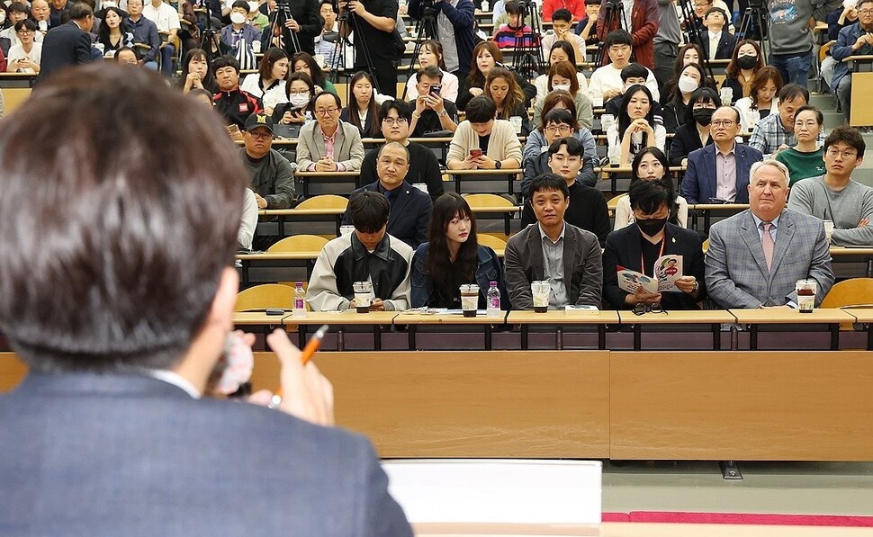 인요한 국민의힘 혁신위원장이 지난 4일 부산 경성대에서 열린 이준석 전 대표, 이언주 전 의원이 진행하는 토크콘서트에 참석해 맨 앞자리에 앉아있다. 부산/연합뉴스