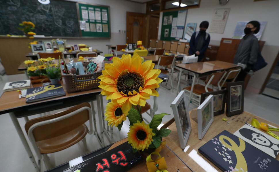 ‘기억을 넘어 희망을 품다’ 4.16민주시민교육원 개원식이 12일 오후 경기도 안산시 단원구 적금로 4.16민주시민교육원 광장에서 열린 가운데, 시민들이 기억저장소를 찾아 둘러보고 있다. 안산/이종근 선임기자 root2@hani.co.kr