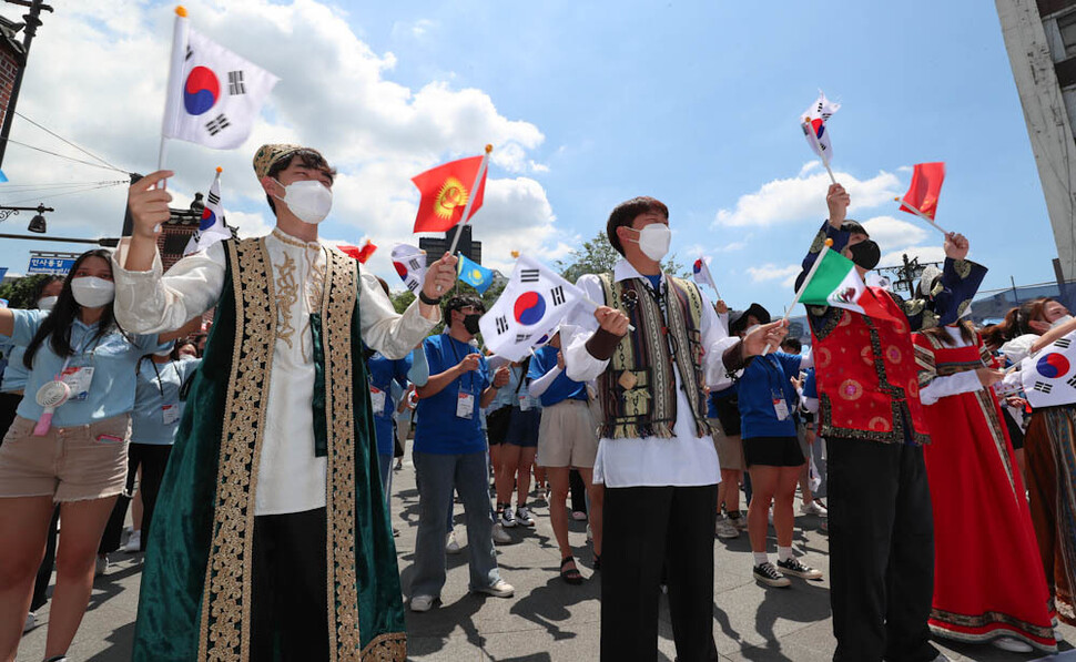 ‘대한민국 이민 120주년’을 기념하는 행사에 참가한 ‘2022 재외동포 대학생 모국연수’ 참가 학생들이 25일 오후 서울 종로구 남인사마당에서 풍물패의 장단에 맞춰 국기를 흔들고 있다. 김정효 기자