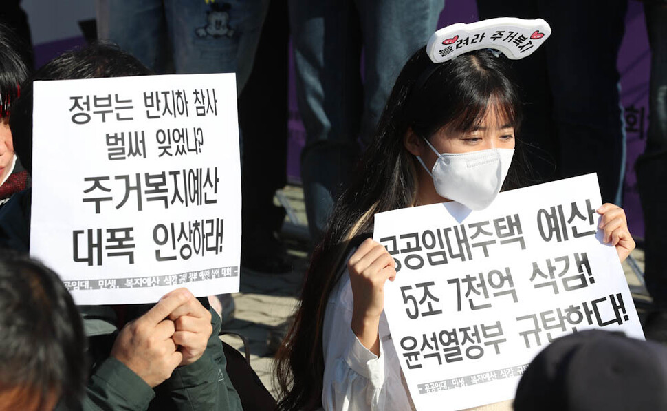 ‘내놔라 공공임대 농성단’ 참여자들이 25일 오전 서울 여의도 국회 앞에서 정부의 민생·복지예산 삭감에 반대하는 집회를 열어 공공 임대주택 예산 삭감과 의료·복지 예산 축소 등 정부의 반복지 예산안을 비판하고 있다. 김정효 기자