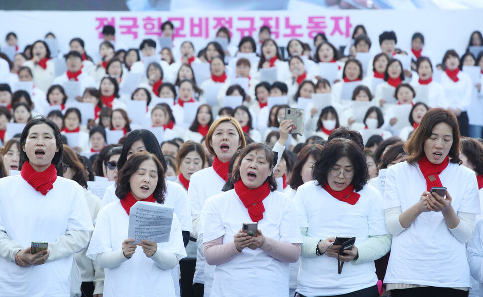 집회 참가자들이 학교 급식실 등에서 근무하다가 폐암 등으로 사망한 학교비정규직노동자들을 추모하며 ‘나의 꿈은?’이라는 곡을 함께 부르고 있다. 신소영 기자