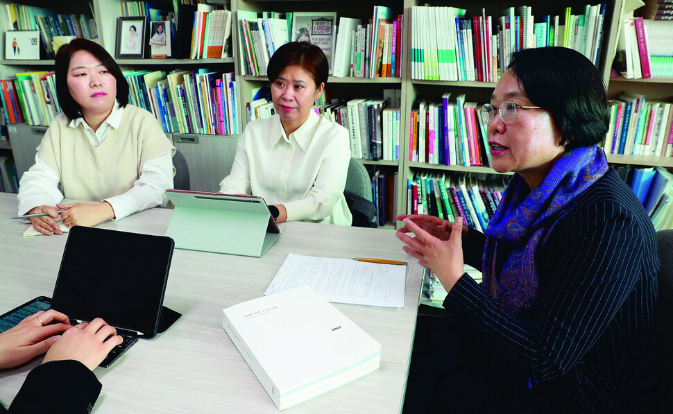 구혜영 한양사이버대 사회복지학과 교수(오른쪽부터)와 김옥란 사단법인 푸른고래 리커버리센터 센터장, 정재은씨(한양사이버대 사회복지학과 3학년)가 지난 12월27일 오후 서울 성동구 한양사이버대에서 이야기를 나누고 있다. 김정효 기자 hyopd@hani.co.kr