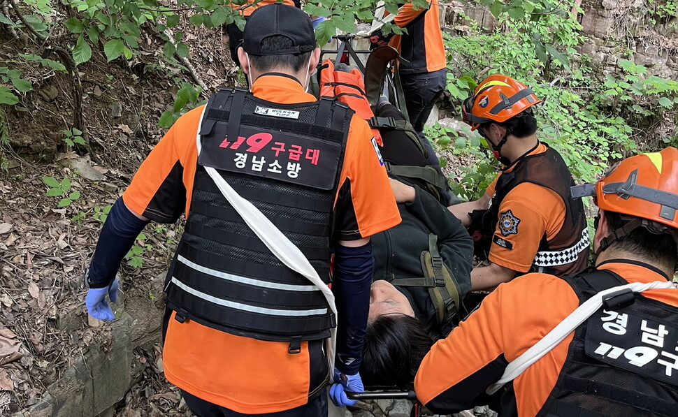 임희자 낙동강네트워크 집행위원장이 지난 13일 폐기물 불법매립 현장 조사 도중 바위에서 굴러떨어져 의령소방서 산악구조대에 의해 병원으로 옮겨지고 있다. 곽상수 창녕환경운동연합 공동의장 제공