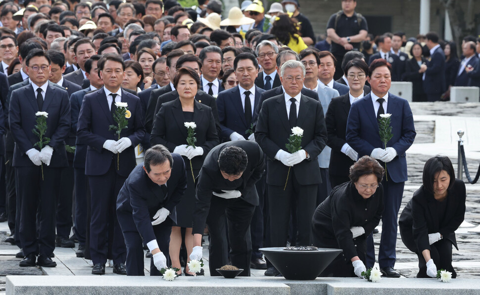 정세균 노무현재단 이사장(앞줄 왼쪽부터), 노건호씨, 권양숙 여사, 노정연씨가 노 전 대통령 묘역에서 대표 헌화하고 있다. 백소아 기자 thanks@hani.co.kr