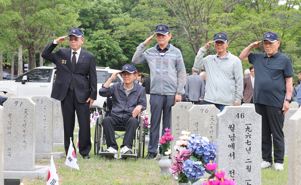 상이군경회 송파지회 소속 국가유공자들이 1일 오전 서울 동작구 국립서울현충원 51묘역을 찾아 경례를 하고 있다. 백소아 기자