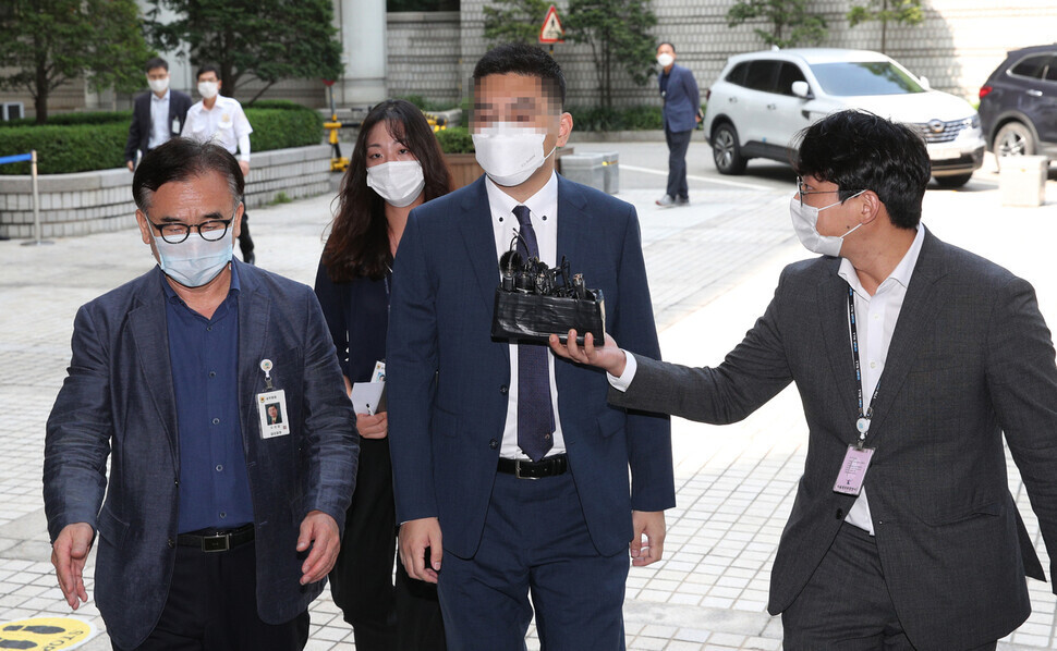 ‘검·언 유착’ 의혹 수사의 피의자인 이동재 전 〈채널에이(A)〉 기자가 17일 오전 구속 전 피의자 심문(영장실질심사)을 받기 위해 서울 서초구 서울중앙지법으로 들어가며 기자들의 질문을 받고 있다. 김봉규 선임기자 bong9@hani.co.kr