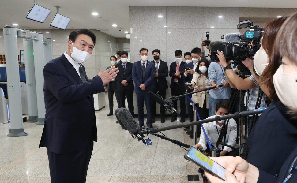 윤석열 대통령이 17일 서울 용산 대통령실청사로 출근하며 기자들의 질문에 답하고 있다. 대통령실사진기자단