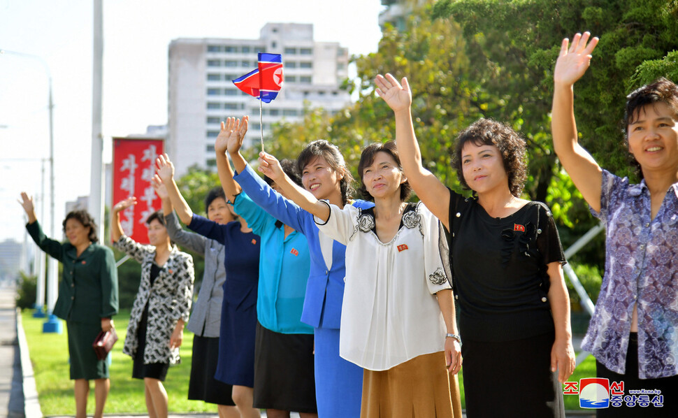 북한 정권수립 74주년(9·9절)을 맞이해 경축행사 참가자들이 평양에 도착했다고 조선중앙통신이 7일 보도했다. 북한 주민들이 손을 흔들며 환영하고 있다. 조선중앙통신 연합뉴스