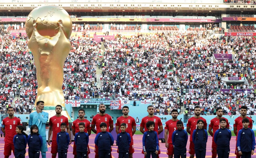 이란 축구 국가대표팀 선수들이 21일(현지시각) 2022 카타르 월드컵 조별리그 B조 1차전 잉글랜드와의 경기가 도하의 칼리파 국제경기장에서 경기 시작 전 국가가 연주되는 동안 침묵하고 있다. 도하/AFP 연합뉴스